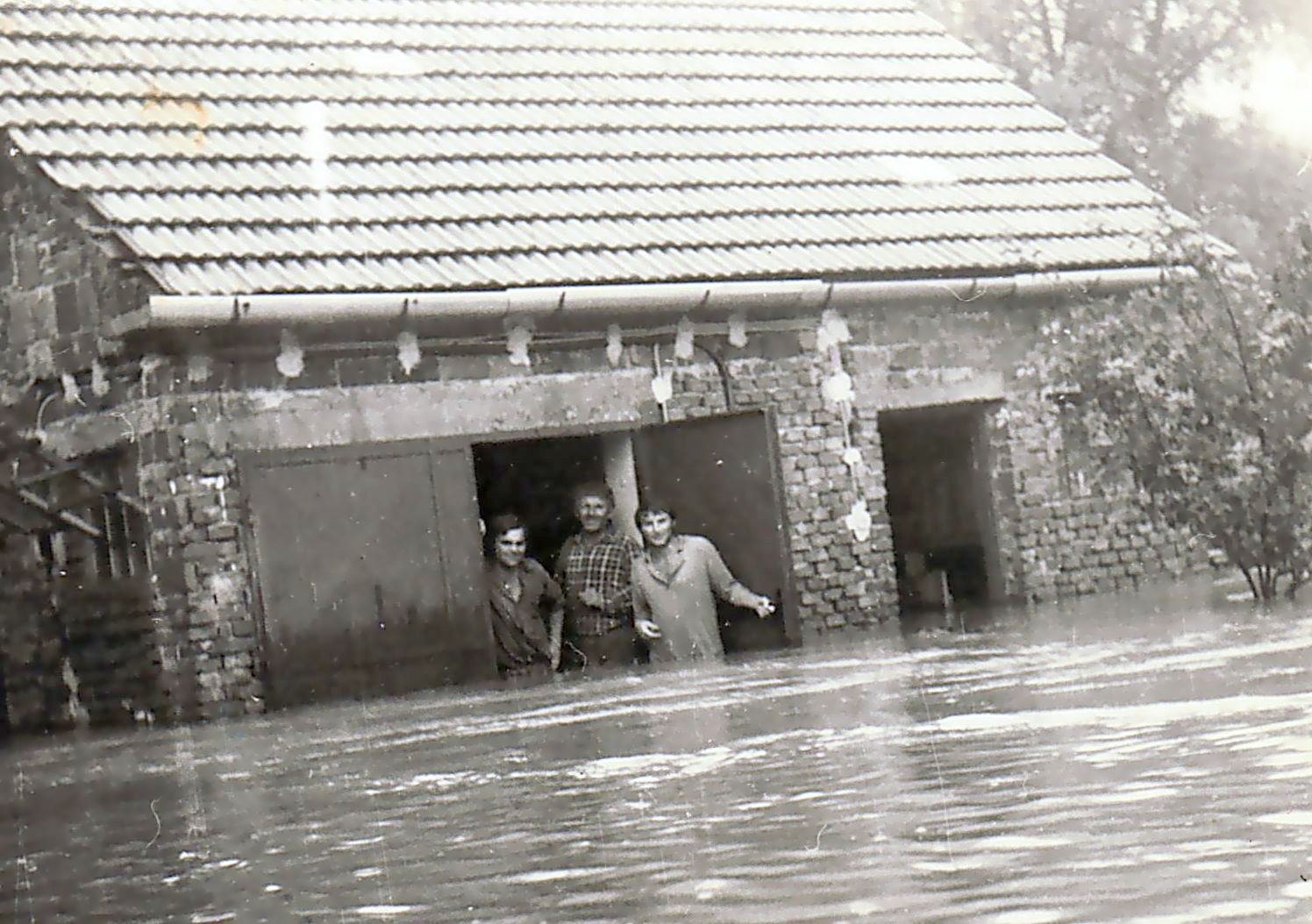 Povodeň ve Štítné29.7.1972 dům č.41 garáž